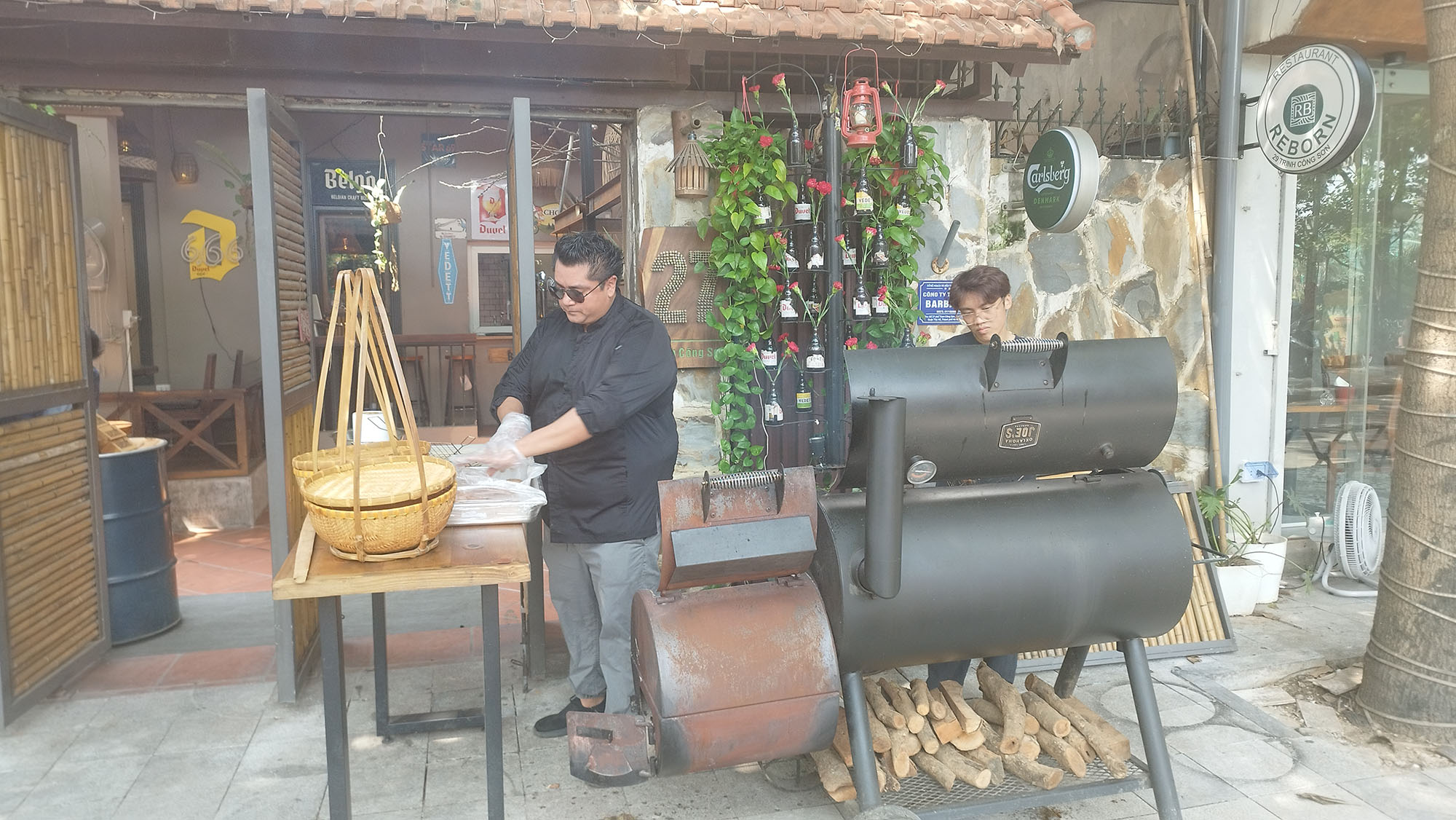 People enjoying Bun Cha in Bun Cha Khoi, in 27 Trinh Cong Son, Tay Ho, Hanoi